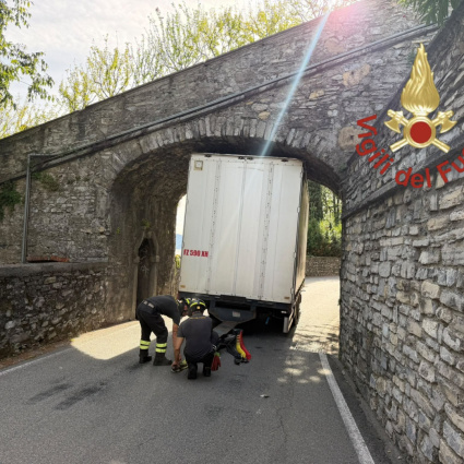 Il camion s'incastra sotto il ponte del castello