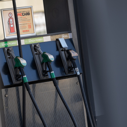 Prezzi bollenti alla pompa: diesel a 2,30 franchi al litro