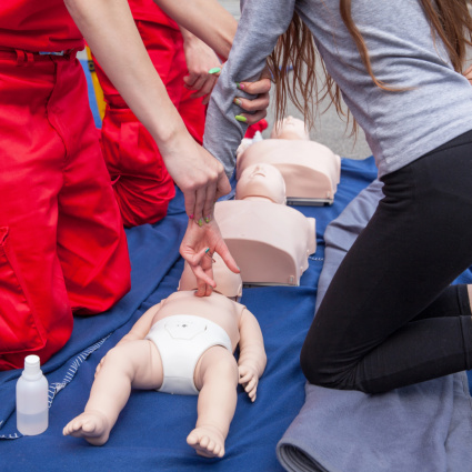 Primo soccorso pediatrico, chiesta una formazione obbligatoria per chi si occupa di bambini