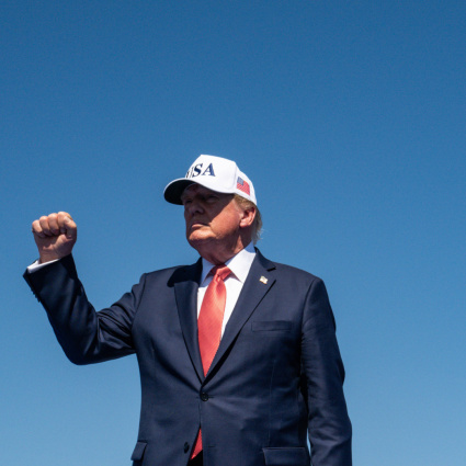 Stretta di Trump sui prodotti canadesi: stop a latticini, alcolici e motociclette