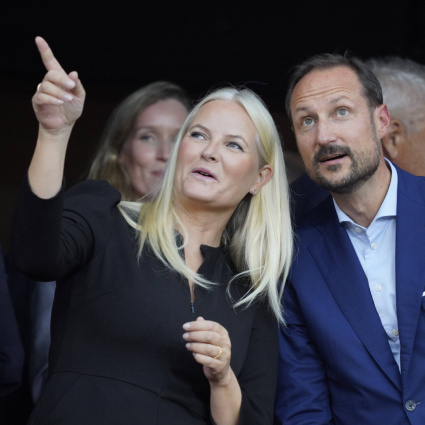 Re Haakon presta giuramento (ma senza la sua regina)