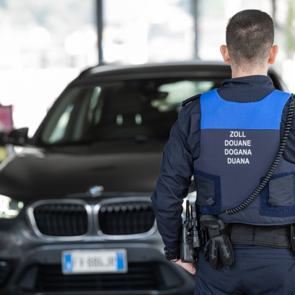Rubano uno zaino dall'auto in sosta alla stazione di servizio, arrestati