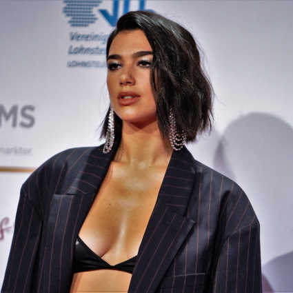 Dua Lipa fa causa a Samsung per 15 milioni: dura la risposta dell'azienda