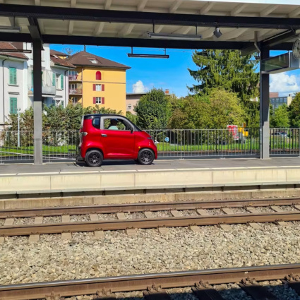 Scena surreale in stazione: sale sul treno con la mini auto