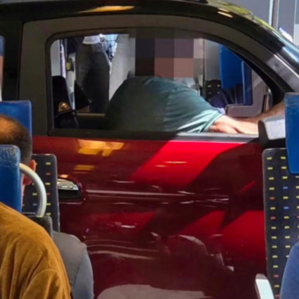 Scena surreale in stazione: sale sul treno con la mini auto