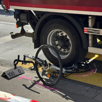Scontro camion-ciclista, ferita una 35enne