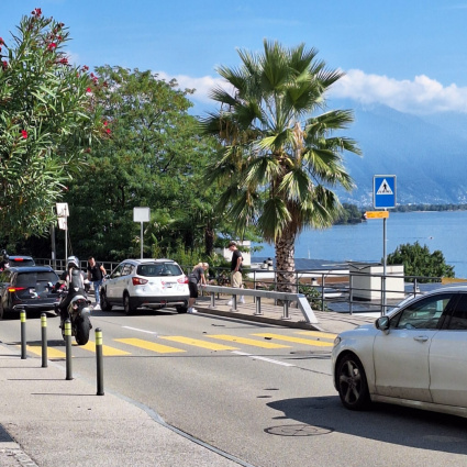 Scontro tra due auto, danni al frontale