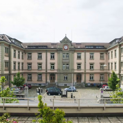 Trovato un uomo morto davanti alla scuola elementare