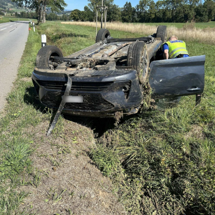 Si ribalta con l'auto, soccorsi per una 77enne