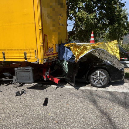 Si schianta contro un camion nell'area di sosta e perde la vita