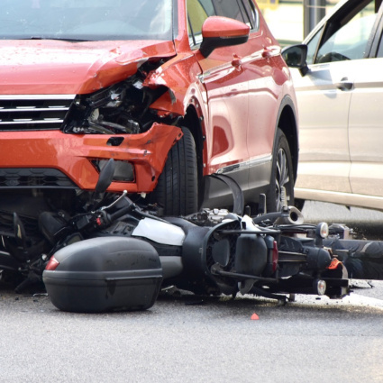 Si scontra con un'auto e viene sbalzato a terra: grave un motociclista