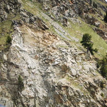 Si sgombera la roccia sulla strada del Maloja