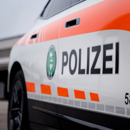 Si siede sulla ringhiera delle scale, cade e si schianta su un tavolo: grave una 14enne