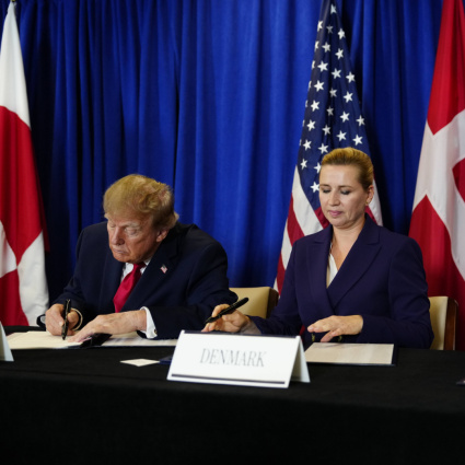 Trump firma l'accordo di sicurezza con Groenlandia e Danimarca