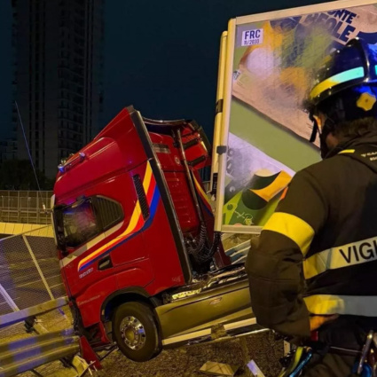 Sfonda il guardrail e resta sospeso nel vuoto