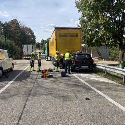 Auto contro il camion nell'area di sosta, la vittima è un 71enne