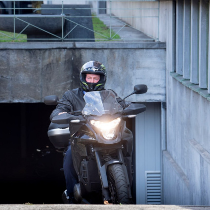 L'uscita dal Palazzo di Governo, e la partenza in moto