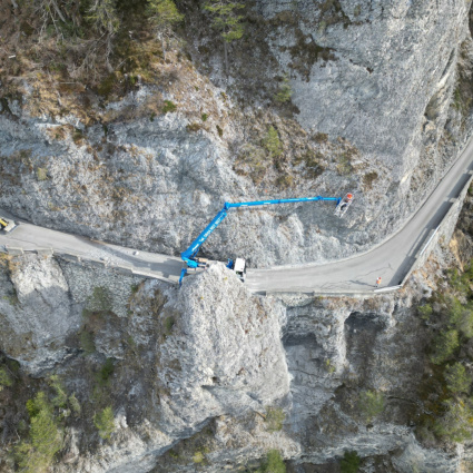 Strada della Surselva chiusa di notte