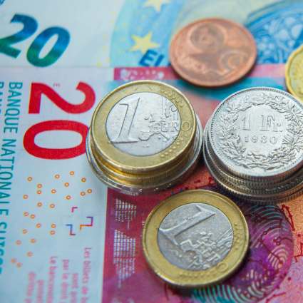 Franco: scende ancora rispetto all'euro, ai minimi da un anno