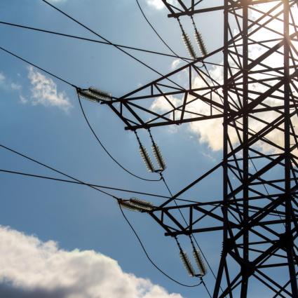 Elettricità, prezzi giù di circa il 4% nel 2027