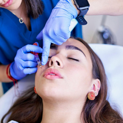 «Ora voglio farlo anch'io». Quando il Botox dell'amica fa venire voglia