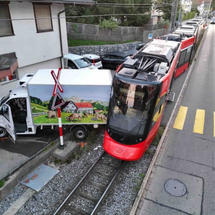 Treno urta un furgone e poi deraglia