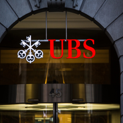 UBS sotto pressione: la stretta sul capitale riaccende le ipotesi di fusione