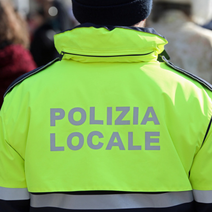 Una bestemmia dopo la frenata gli costa 102 euro