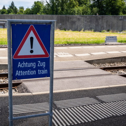 Uno sconosciuto tenta di spingere un uomo sotto un treno