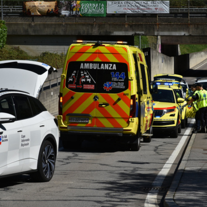 Violenta caduta in Via Iragna, ferito in modo serio un ciclista