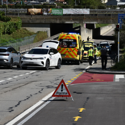 Violenta caduta in Via Iragna, ferito in modo serio un ciclista