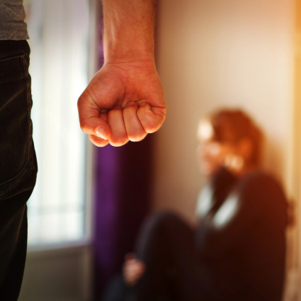 Servono regole più severe contro la violenza domestica