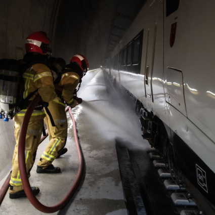 L'incendio sul treno, all'interno di una galleria