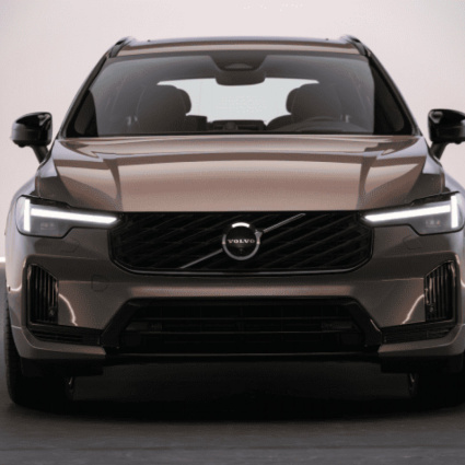 Nuova Volvo XC60: più km in elettrico con il restyling