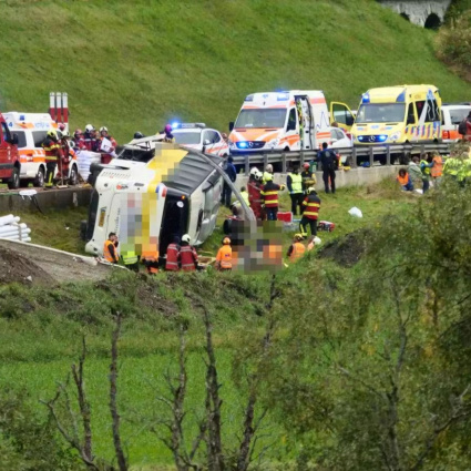 Pullman si ribalta tra Susch e Zernez: atterrati cinque elicotteri
