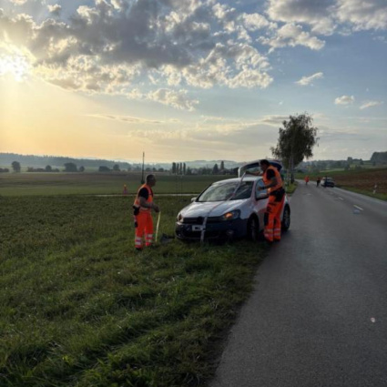 Ciclista si scontra con un'auto, è grave
