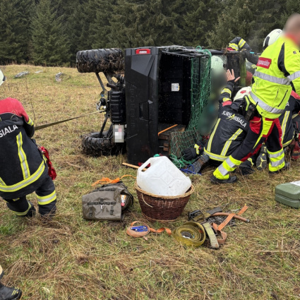Si ribalta con il quad e rimane incastrato: grave un 58enne