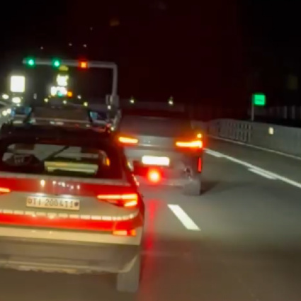 A zig zag sull'A2, poi la fuga dalla polizia: il video dell'inseguimento