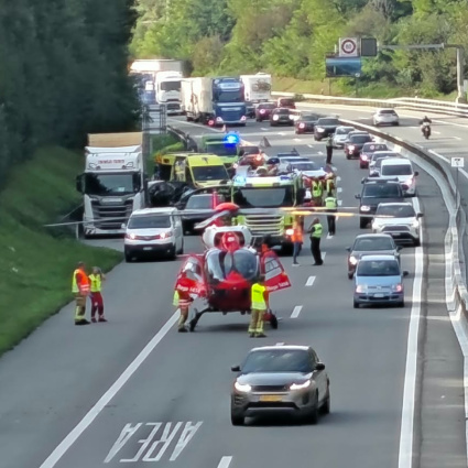 Scontro auto-camion sull'A2, interviene la Rega