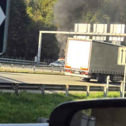 Auto in fiamme sull'A2, disagi in direzione sud