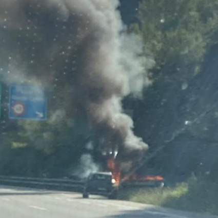 Auto in fiamme sull'A2, disagi in direzione sud