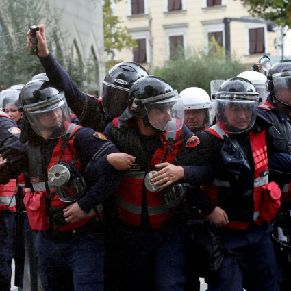 Scontri violenti nelle proteste a Tirana, 6 agenti feriti