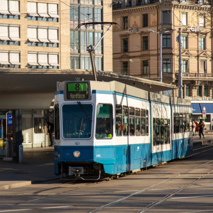 Attraversa i binari e viene investita dal tram: morta una donna