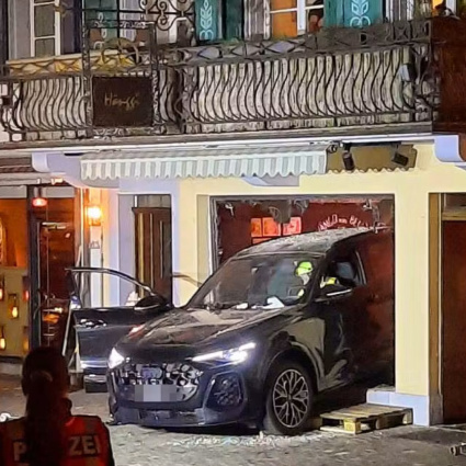 Doveva solo fare una retro per papà, 15enne entra con l'Audi in una panetteria