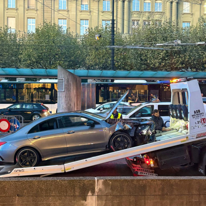 Si schianta, fugge e torna a sdraiarsi accanto all'auto: «Avrebbe finto un malore»