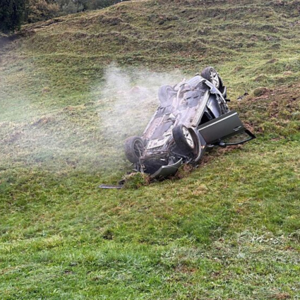 Perde il controllo dell'auto, attraversa il prato e si ribalta