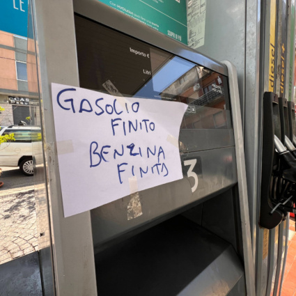 Benzina sì, benzina no: la famiglia luganese nel caos carburante in Calabria
