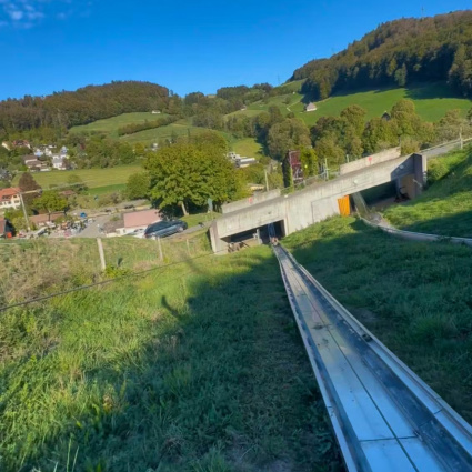 Bimba grave dopo l'incidente in slittino. Il responsabile non si trova