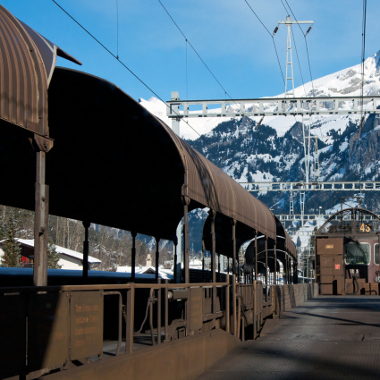 Treni navetta del Lötschberg: 100 anni fa il primo trasporto auto