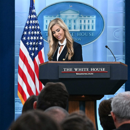 Un primo (velocissimo) briefing per la nuova portavoce Trump